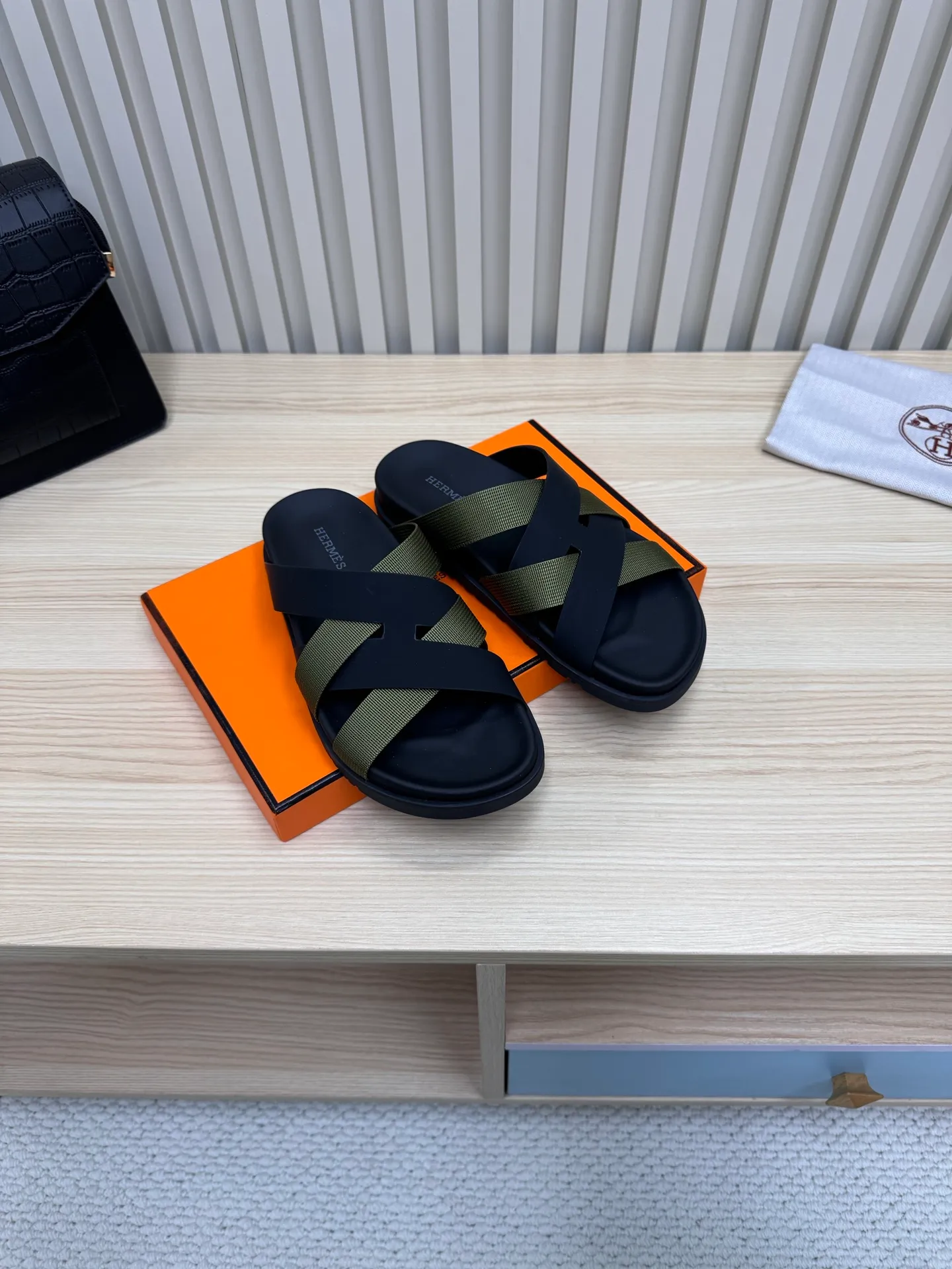 👟👟Ex-factory price 502👟👟 (Top version) Hermes 🐎The extremely popular couple's second uncle slippers/the latest snake print sandals and slippers, paired with various colorful socks, so trendy!  ———————— Upper: imported cowhide/sheep leather/cloth/palmprint leather lining: imported cowhide/sheepskin outsole: Tpu non-slip and wear-resistant outsole Female size: 35-42 (40.41.42 non-returnable and non-exchangeable) Male code: 39-45 (45 non-returnable and non-exchangeable)